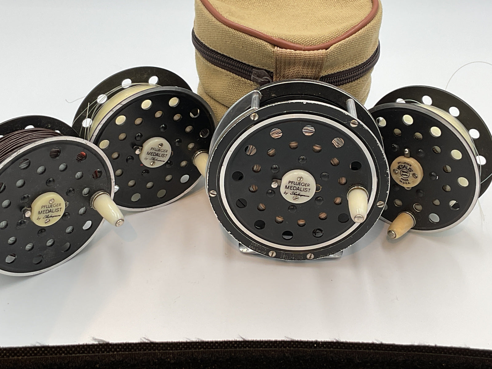 Pflueger - Medalist No. 1498 (3 Spare Spools )