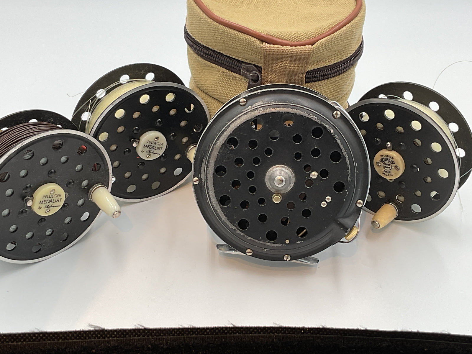 Pflueger - Medalist No. 1498 (3 Spare Spools )